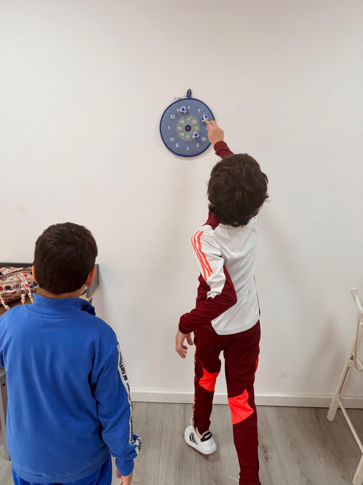 Gioco con un bersaglio alla parete