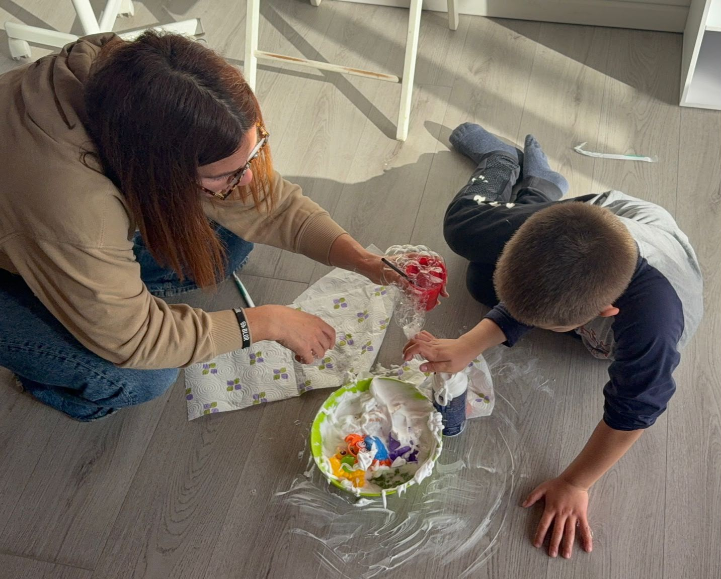 Un momento di gioco condiviso con schiuma e materiali