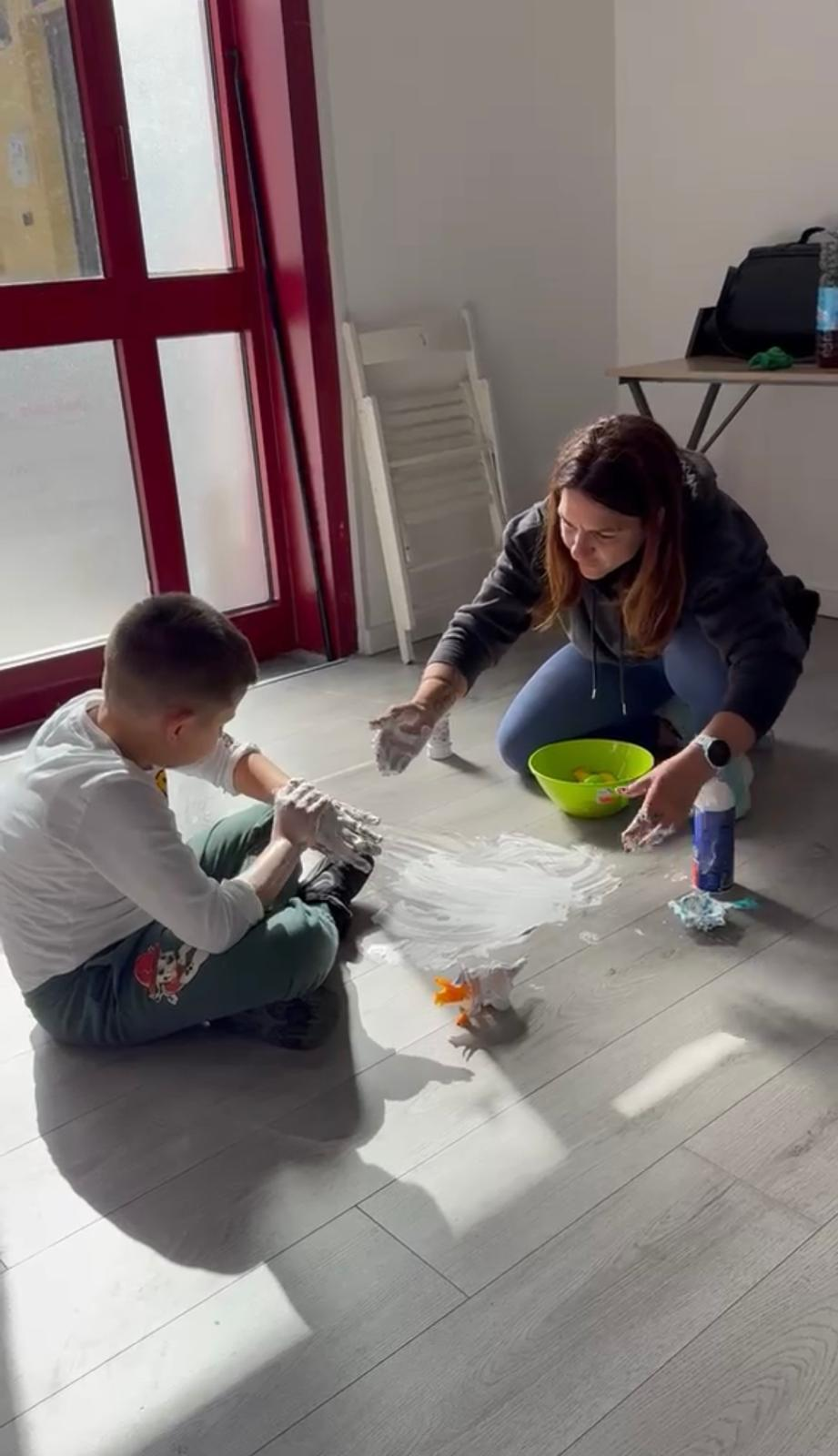 Attività di esplorazione con schiuma e piccoli oggetti